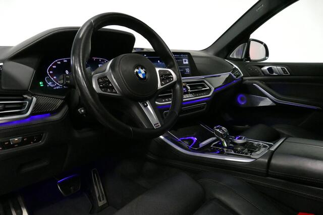 BMW X5 xDrive45e M Sport / Orig. Nederlands / Maxton Design Bodykit V.2 / Panoramadak Sky Lounge / Massage stoelen / Carbon inleg / Trekhaak / Elektr. verstelbare voorstoelen + memory / BMW Laser Koplampen / Bowers & Wilkins Sound-system / Head-up Display / Achterasbesturing / Stoelverwarming & -koeling / Bekerhouder met verwarm- & koelfunctie / Softclose - servosluiting / Ambienteverlichting / Shadow-Line