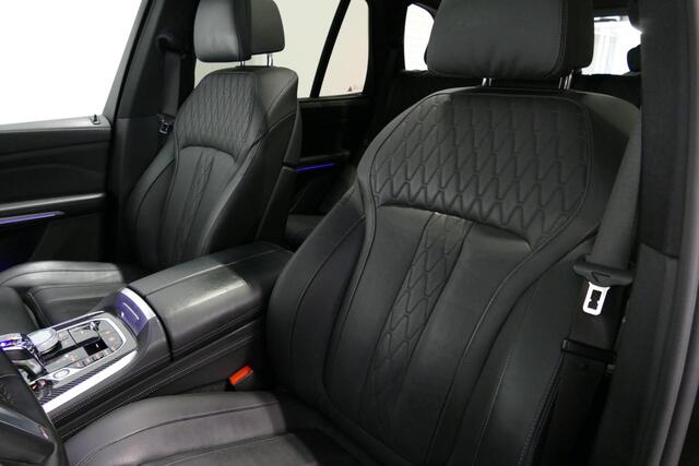 BMW X5 xDrive45e M Sport / Orig. Nederlands / Maxton Design Bodykit V.2 / Panoramadak Sky Lounge / Massage stoelen / Carbon inleg / Trekhaak / Elektr. verstelbare voorstoelen + memory / BMW Laser Koplampen / Bowers & Wilkins Sound-system / Head-up Display / Achterasbesturing / Stoelverwarming & -koeling / Bekerhouder met verwarm- & koelfunctie / Softclose - servosluiting / Ambienteverlichting / Shadow-Line