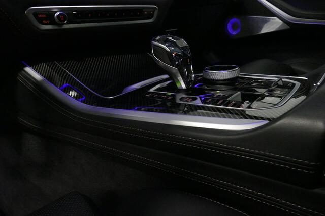 BMW X5 xDrive45e M Sport / Orig. Nederlands / Maxton Design Bodykit V.2 / Panoramadak Sky Lounge / Massage stoelen / Carbon inleg / Trekhaak / Elektr. verstelbare voorstoelen + memory / BMW Laser Koplampen / Bowers & Wilkins Sound-system / Head-up Display / Achterasbesturing / Stoelverwarming & -koeling / Bekerhouder met verwarm- & koelfunctie / Softclose - servosluiting / Ambienteverlichting / Shadow-Line