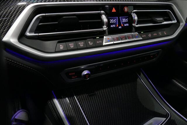 BMW X5 xDrive45e M Sport / Orig. Nederlands / Maxton Design Bodykit V.2 / Panoramadak Sky Lounge / Massage stoelen / Carbon inleg / Trekhaak / Elektr. verstelbare voorstoelen + memory / BMW Laser Koplampen / Bowers & Wilkins Sound-system / Head-up Display / Achterasbesturing / Stoelverwarming & -koeling / Bekerhouder met verwarm- & koelfunctie / Softclose - servosluiting / Ambienteverlichting / Shadow-Line