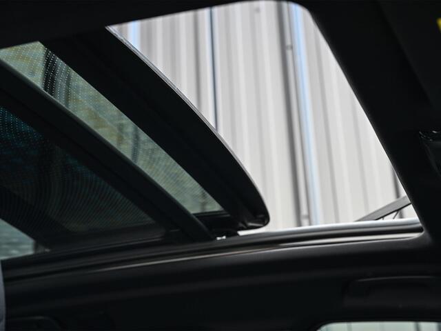 BMW X5 xDrive50e M-Sport Pro | Panoramadak | Achterasbesturing | Massage + Ventilatie | Sky Lounge | 360 Camera | Active Cruise | Harman/Kardon | Iconic Glow | BMW Gesture Control | HUD | Soft Close | Luchtvering | Trekhaak |
