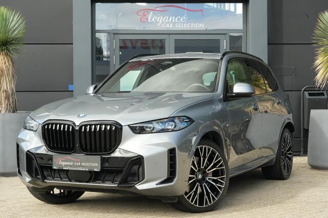 BMW X5 xDrive50e M Sport | 495 PK | PHEV | Pano | HUD | 360° | Softclose BMW X5 xDrive50e M Sport 495 PK Plug-in Hybrid met 3.0 zescilinder benzinemotor en 8-traps automatische transmissie, voorzien van een elektrisch panoramadak, luxe lederen bekleding, Head-Up D