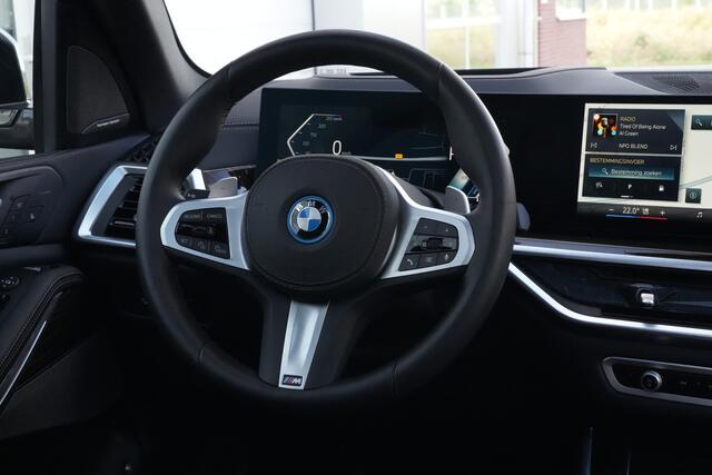 BMW X5 xDrive50e M Sport | 495 PK | PHEV | Pano | HUD | 360° | Softclose BMW X5 xDrive50e M Sport 495 PK Plug-in Hybrid met 3.0 zescilinder benzinemotor en 8-traps automatische transmissie, voorzien van een elektrisch panoramadak, luxe lederen bekleding, Head-Up D