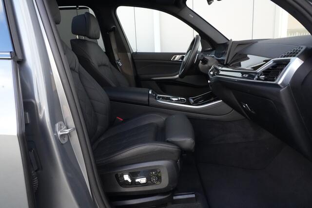 BMW X5 xDrive50e M Sport | 495 PK | PHEV | Pano | HUD | 360° | Softclose BMW X5 xDrive50e M Sport 495 PK Plug-in Hybrid met 3.0 zescilinder benzinemotor en 8-traps automatische transmissie, voorzien van een elektrisch panoramadak, luxe lederen bekleding, Head-Up D