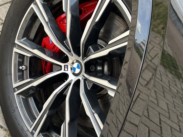 BMW X5 xDrive50e High Executive M Sport | Sky Lounge | Achteras Besturing | BMW Nieren Iconic Glow | Head-UP | Panodak Sky Lounge | Luchtvering | Soft Close | Harman-Kardon | 360 Camera | Trekhaak | Park Assist Prof | Individual Leder Merino | Zwarte Hemel |