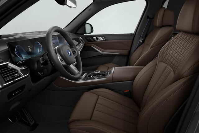 BMW X5 xDrive50e M-Sport Pro 22 Inch / Comfort Acces / Soft Close / Electrische Zwenkhaak / Geluids isolerende Ramen / Getinte Ramen Achter / Sky Lounge / Shadow Line / Stoel Ventilatie / Massage Stoel / Stoel verwarming Voor + Achter / Stuurwielrand Verwarming / Dashboard Leder Bekleed / Adaptieve Led / Driving Prof / Parking Prof / Head Up Display
