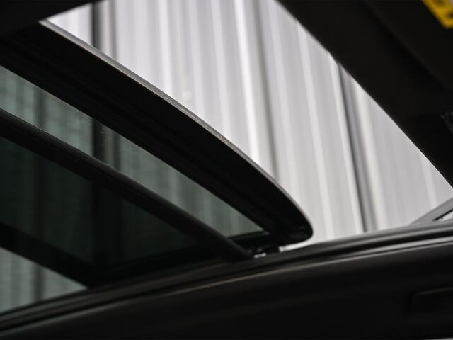BMW X5 xDrive45e High Executive Panoramadak | M-Performance Seats | NL-Auto | Dealeronderhouden | Carbon Inleg | Active Cruise | Camera | Luchtvering | Memory Seats | Ambiance Interieur | Trekhaak |