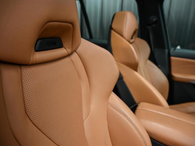 BMW X5 xDrive45e High Executive Panoramadak | M-Performance Seats | NL-Auto | Dealeronderhouden | Carbon Inleg | Active Cruise | Camera | Luchtvering | Memory Seats | Ambiance Interieur | Trekhaak |
