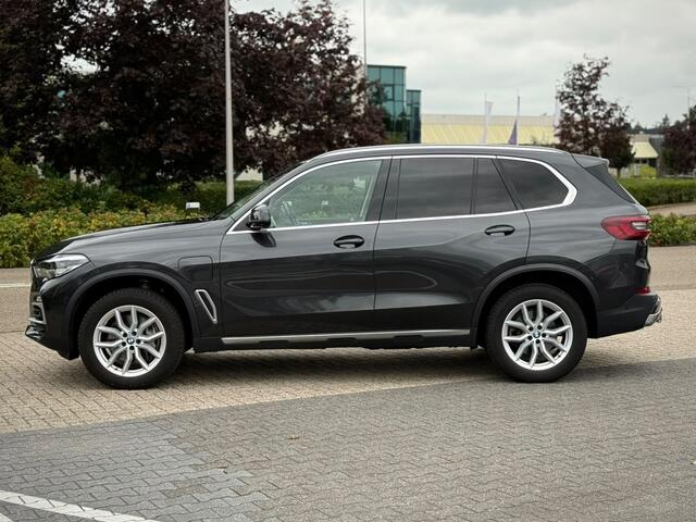 BMW X5 XDRIVE45E HIGH EXEC. TREKHAAK ELK. LUCHTVERING CARPLAY STUUR-STOELVERWARMING