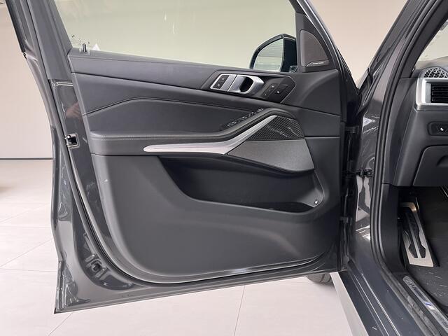 BMW X5 xDrive50e | Individual | 22'' inch | M Sport Pro | Panodak | Comfort Stoelen | Nappa Leder | Dravitgrau | 360 Camera | Soft Close | Trekhaak | Iconic Glow Nieren | Stoel ventilatie | Carbon interieur