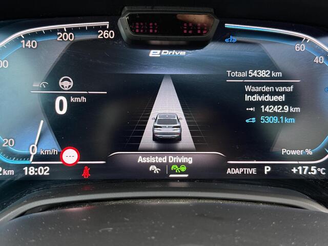BMW X5 xDrive45e High Executive VAN: € 61.900- VOOR: € 59.877,- UW HERFSTVOORDEEL: € 2.023,-| LASER LED| ELEKTRISCHE TREKHAAK | PANO| HUD| BMW DEALER ONDERHOUDEN| DRIVING ASS. PROFF| KEYLESS | MEMORY STOEL| DODE HOEK SENSOR|