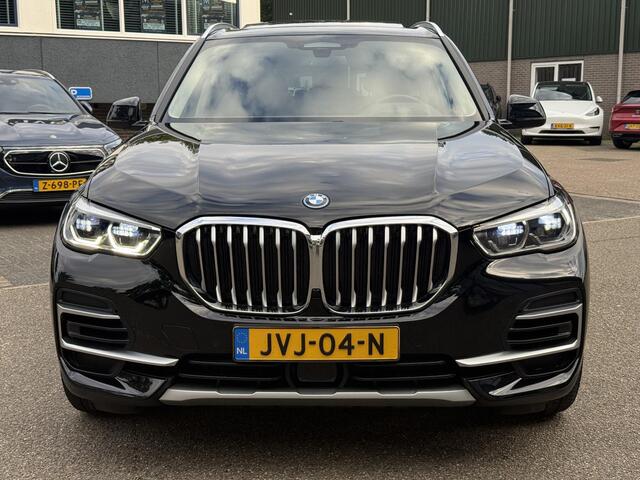 BMW X5 xDrive45e High Executive VAN: € 61.900- VOOR: € 59.877,- UW HERFSTVOORDEEL: € 2.023,-| LASER LED| ELEKTRISCHE TREKHAAK | PANO| HUD| BMW DEALER ONDERHOUDEN| DRIVING ASS. PROFF| KEYLESS | MEMORY STOEL| DODE HOEK SENSOR|