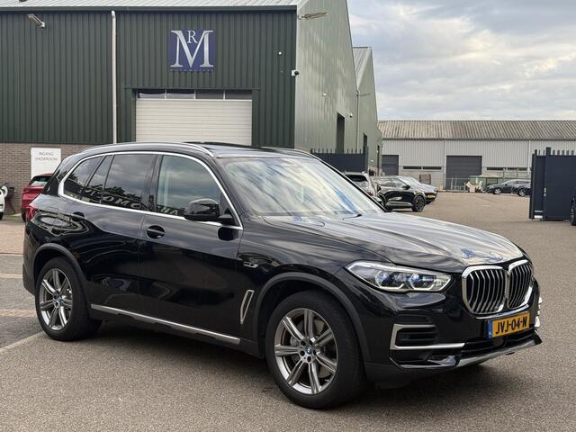 BMW X5 xDrive45e High Executive VAN: € 61.900- VOOR: € 59.877,- UW HERFSTVOORDEEL: € 2.023,-| LASER LED| ELEKTRISCHE TREKHAAK | PANO| HUD| BMW DEALER ONDERHOUDEN| DRIVING ASS. PROFF| KEYLESS | MEMORY STOEL| DODE HOEK SENSOR|