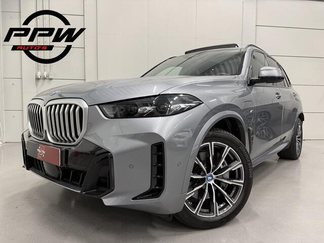 BMW X5 xDrive50e M-Sport SKYSCRAPER/PANO-SKY LOUNGE/TREKHAAK/MERINO LEER COMFORT/LUCHTVERING/H&K/20"M-SPORT/KEYLESS/CAMERA/SHADOW-LINE/NET OH BEURT GEHAD BIJ BMW DEALER/ABSOLUTE NIEUWSTAAT/BTW-AUTO