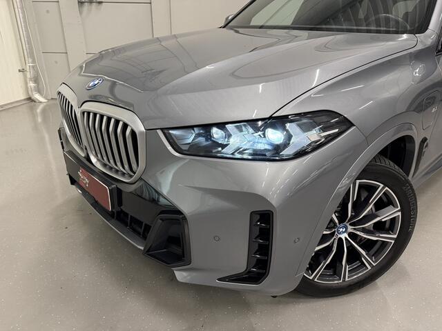 BMW X5 xDrive50e M-Sport SKYSCRAPER/PANO-SKY LOUNGE/TREKHAAK/MERINO LEER COMFORT/LUCHTVERING/H&K/20"M-SPORT/KEYLESS/CAMERA/SHADOW-LINE/NET OH BEURT GEHAD BIJ BMW DEALER/ABSOLUTE NIEUWSTAAT/BTW-AUTO