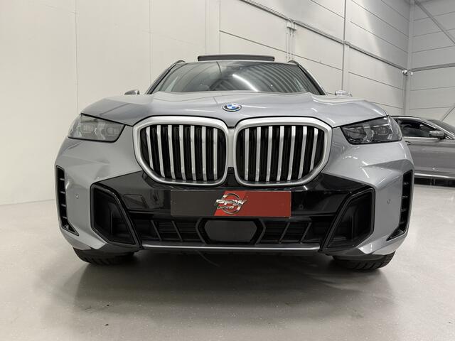 BMW X5 xDrive50e M-Sport SKYSCRAPER/PANO-SKY LOUNGE/TREKHAAK/MERINO LEER COMFORT/LUCHTVERING/H&K/20"M-SPORT/KEYLESS/CAMERA/SHADOW-LINE/NET OH BEURT GEHAD BIJ BMW DEALER/ABSOLUTE NIEUWSTAAT/BTW-AUTO