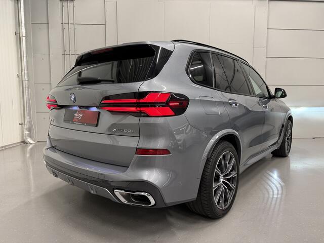 BMW X5 xDrive50e M-Sport SKYSCRAPER/PANO-SKY LOUNGE/TREKHAAK/MERINO LEER COMFORT/LUCHTVERING/H&K/20"M-SPORT/KEYLESS/CAMERA/SHADOW-LINE/NET OH BEURT GEHAD BIJ BMW DEALER/ABSOLUTE NIEUWSTAAT/BTW-AUTO