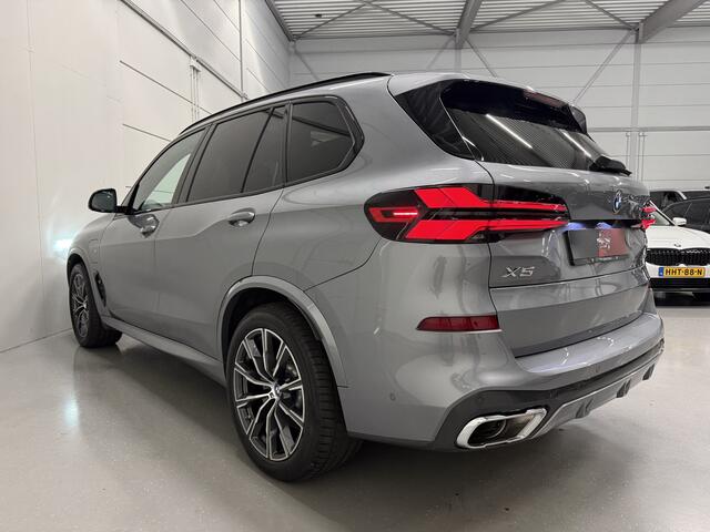 BMW X5 xDrive50e M-Sport SKYSCRAPER/PANO-SKY LOUNGE/TREKHAAK/MERINO LEER COMFORT/LUCHTVERING/H&K/20"M-SPORT/KEYLESS/CAMERA/SHADOW-LINE/NET OH BEURT GEHAD BIJ BMW DEALER/ABSOLUTE NIEUWSTAAT/BTW-AUTO