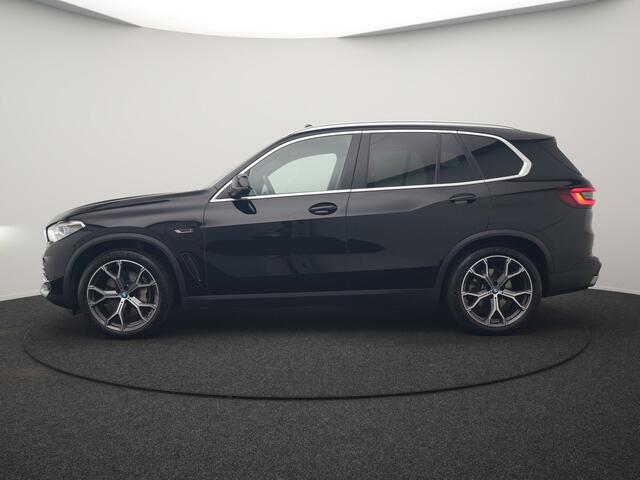 BMW X5 xDrive45e High Executive PHEV 395pk Dealer O.H. | Active Steering | Trekhaak Af Fabriek | Panodak | Luchtvering | Head Up | Adaptive Cruise | 360 Camera | Laser LED | Nappa Lederen Comfortstoelen Memory & Verwarmd | Adaptief Onderstel | Keyless | Sfeerverlichting | Apple Carplay | 21"L.M | Plug In Hybrid |