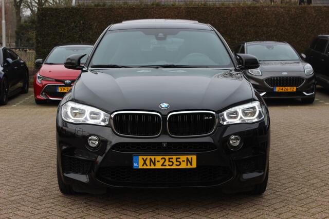 BMW X6 M / NL Auto! / Full option! / NIEUWSTAAT! / Trekhaak / Schuifdak / 360Camera / Carbon intr. / B&O / Softclose / Leder / 21'' / Standkachel / Entertainment System / Luchtvering / Stoelventilatie
