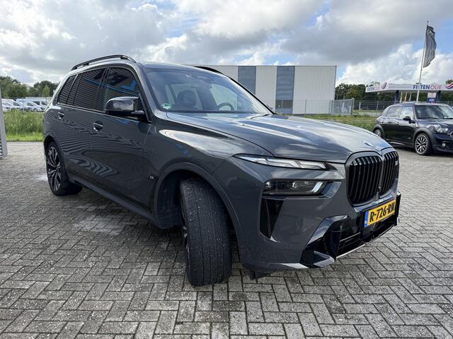 BMW X7 M60i xDrive M Sport Pro Exclusive Pack Skylounge Panoramadak Bowers & Wilkins Sound Stoelmassage & Ventilatie Trekhaak 23 Inch Standkachel Carbon Exterieur Vol!