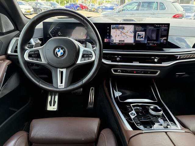 BMW X7 M60i xDrive M Sport Pro Exclusive Pack Skylounge Panoramadak Bowers & Wilkins Sound Stoelmassage & Ventilatie Trekhaak 23 Inch Standkachel Carbon Exterieur Vol!
