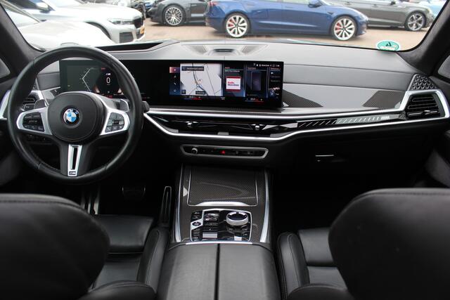 BMW X7 M60i xDrive 6p. / BTW / Full PPF / NL Auto! / Full option! / Trekhaak / Panoramadak / 360Camera / Head-up / Luxe Leder / Skylounge / Bowers & Wilkens / 23'' / Softclose / Luchtvering / Carbon intr. / Stoelve