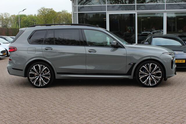 BMW X7 M60i xDrive 6p. / BTW / Full PPF / NL Auto! / Full option! / Trekhaak / Panoramadak / 360Camera / Head-up / Luxe Leder / Skylounge / Bowers & Wilkens / 23'' / Softclose / Luchtvering / Carbon intr. / Stoelve