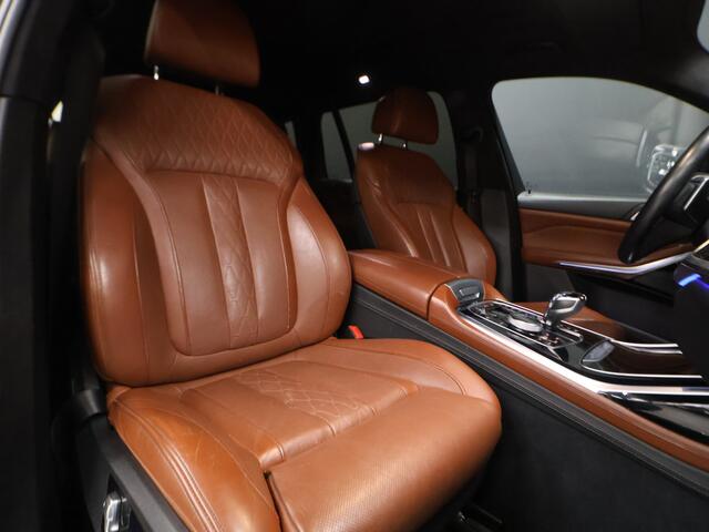 BMW X7 xDrive40i High Executive [SCHUIFKANTELDAK, 7-PERSOONS, BMW LASERLICHT, HEAD-UP, APPLE CARPLAY, SOFTCLOSE, ANDROID, LUCHTVERING, MASSAGESTOELEN, MEMORY SEATS, STOELVERWARMING V+A, VOL LEDER, CAMERA, ELEKTRISCHE ACHTER