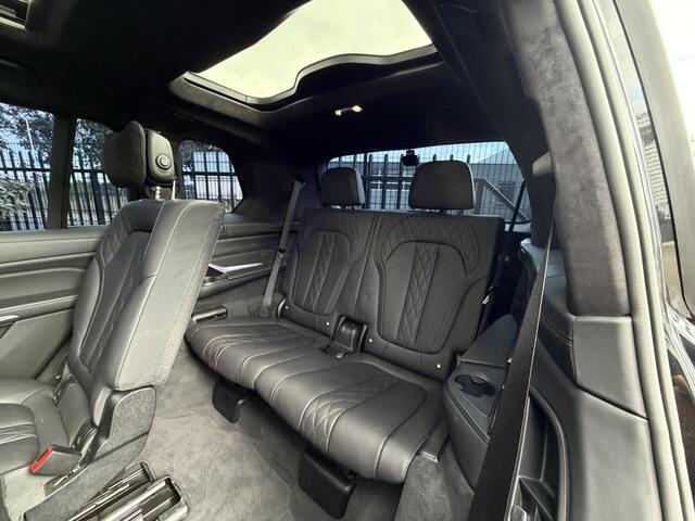 BMW X7 xDrive40i M-Pakket 7 Pers Panodak|Skylounge|Luchtvering Saphire Zwart!