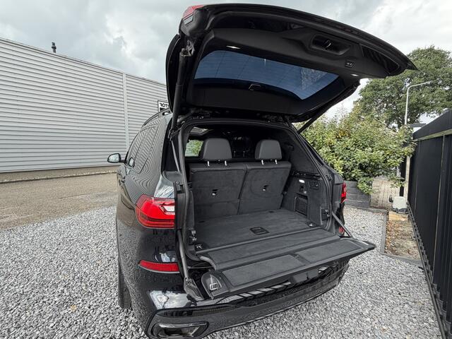 BMW X7 xDrive40i M-Pakket 7 Pers Panodak|Skylounge|Luchtvering Saphire Zwart!