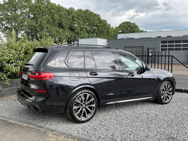 BMW X7 xDrive40i M-Pakket 7 Pers Panodak|Skylounge|Luchtvering Saphire Zwart!