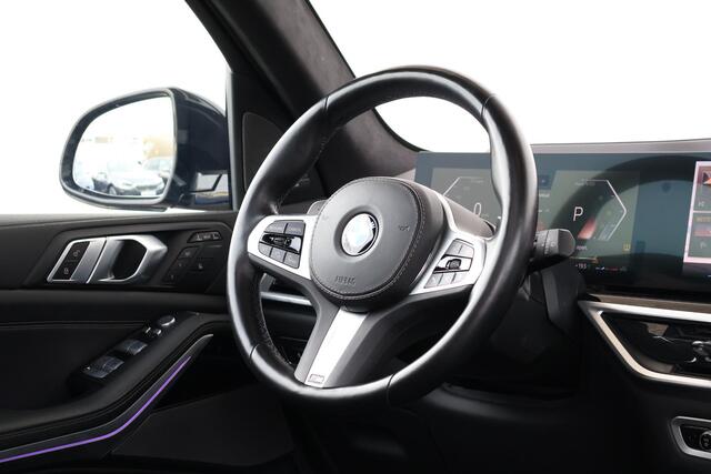 BMW X7 xDrive40d | Sport pakket Pro | Panorama Dak | Driving Assistant Professional | Harman Kardon | Trekhaak | Stoel Verwarming Voor en Achter | Soft-Close | Comfortstoelen | M-Sport Uitlaat | 22'' LM |