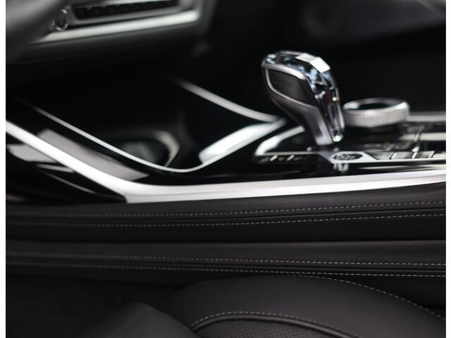 BMW X7 40i xDrive | HUD - Sky Lounge
