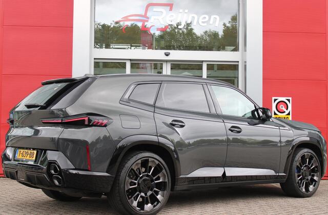 BMW XM 654PK PHEV 30 kWh | 23" LICHTMETALEN VELGEN JETBLACK | SOFT CLOSE | ELEKTRISCH WEGKLAPBARE TREKHAAK | M SPORTREMMEN | DRIVING ASSISTANCE PROFESSIONAL O.A. (ADAPTIVE CRUISE CONTROL/DODEHOEK DETECTIE) | BOWERS & WILKINS SOUND SYSTEM | LASER LIGHT KOPLAMPEN 