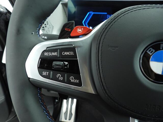 BMW XM PHEV 50e Bower & Wilkens / Soft close / Park assist / Driving assist / Trekhaak / Getint glas / Massage stoelen / Alu wielen 22 inch