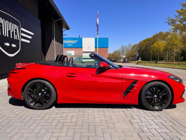 BMW Z4 Roadster M40i First Edition | 2E EIGENAAR | 12MND GARANTIE | DEALER ONDERHOUDEN | HARMANKARDON | LED | NAVI | CARPLAY | SAN FRANSISCO RED | BOMVOL |
