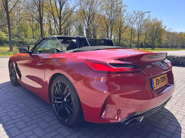 BMW Z4 Roadster M40i First Edition | 2E EIGENAAR | 12MND GARANTIE | DEALER ONDERHOUDEN | HARMANKARDON | LED | NAVI | CARPLAY | SAN FRANSISCO RED | BOMVOL |