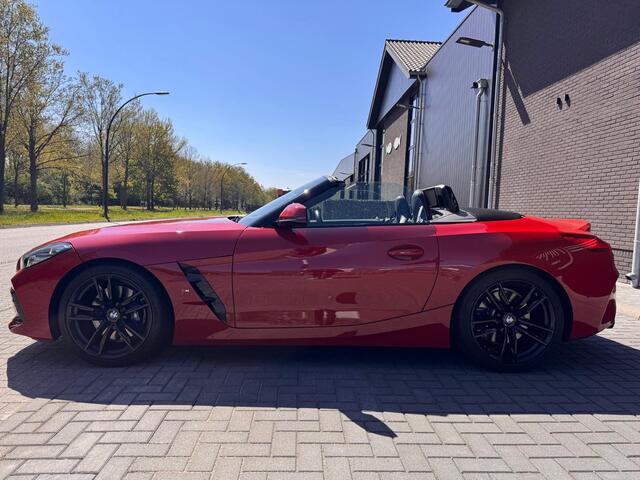 BMW Z4 Roadster M40i First Edition | 2E EIGENAAR | 12MND GARANTIE | DEALER ONDERHOUDEN | HARMANKARDON | LED | NAVI | CARPLAY | SAN FRANSISCO RED | BOMVOL |