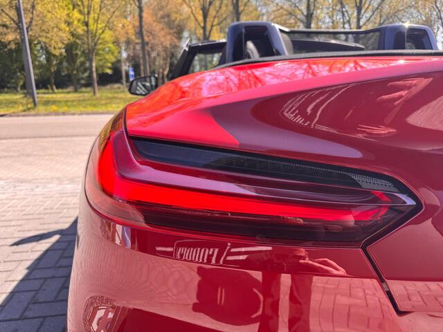 BMW Z4 Roadster M40i First Edition | 2E EIGENAAR | 12MND GARANTIE | DEALER ONDERHOUDEN | HARMANKARDON | LED | NAVI | CARPLAY | SAN FRANSISCO RED | BOMVOL |