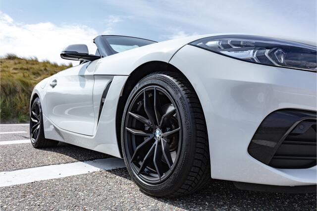 BMW Z4 Roadster sDrive20i M-Sport interieur Kuipstoelen/Navigatie/Virtuele cockpit/Adaptive cruise control/Apple carplay/DAB+/Sfeerverlichting/Lederen bekleding/Stoelverwarming/Stuurverwarming/Parkeersensoren rondom/Draadloos telefoonladen/18 Inch