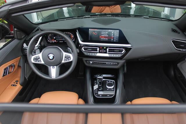 BMW Z4 Roadster sDRIVE 20i 197PK HIGH EXECUTIVE M-SPORT AUTOMAAT | M INTERIEURPAKKET | M EXTERIEURPAKKET | M SPORTSTUUR | HARMAN KARDON | SFEERVERLICHTING IN 11 VERSCHILLENDE KLEUREN |19" VIJFDUBBELSPAAKS M SPORTWIELEN | NAVIGATIE | DRAADLOZE APPLE CARPLAY / ANDROID AUTO | LEDER VERNASCA COGNAC | STOEL / STUUR VERWARMING | ACHTERUITRIJCAMERA | FULL LED KOPLAMPEN | SAFETY PAKKET | DODEHOEK DETECTIE |