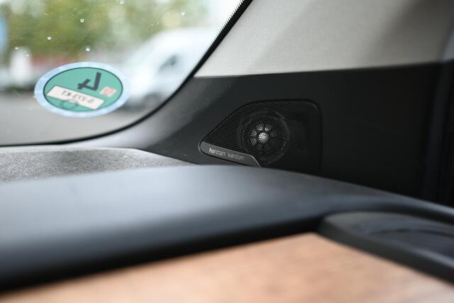 BMW i3 Basis 120Ah 42 kWh Automaat / Camera / Harman Kardon / Cruise Control / Comfort Access / DAB / PDC / 20" LMV