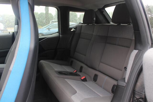 BMW i3 Basis 120Ah 42 kWh / Navigatie / 19'' / Parkeerhulp achter / Navigatie / Harman Kardon / Stoelverwarming / Cruise Control / Warmtepomp / Getint glas