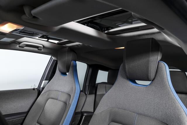 BMW i3 Basis 94Ah 33 kWh | S/k-panodak | Harman/Kardon | Dig. Cockpit | Adapt. cruise | Stoelverw. | PDC | Camera | NAV | ECC | LM 20" |