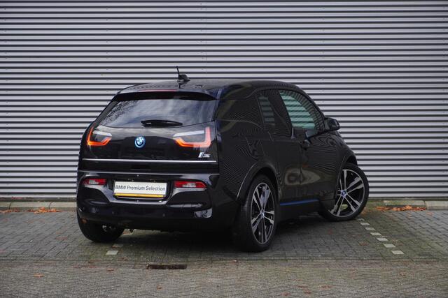 BMW i3 i3s 120Ah Comfort Access | Achteruitrijcamera | Driving Assistant Plus | Elektrisch verwarmde voorstoelen | 20 inch lichtmetalen i light wielen Dubbelspaak