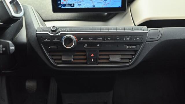 BMW i3 Executive 120Ah 42 kWh | Adaptive CC | LED | Navi | Weinig km | SOH 92% | Accu garantie tot 03.2028 | Interesse, Proefrit? Bel of app met: 06-24 28 28 42 / 06-42130156
