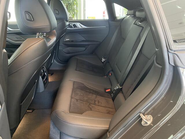 BMW i4 eDrive40 84 kWh | Automaat | Apple CarPlay | Navi | ACC | 210kW Laden | Voorverwarming |