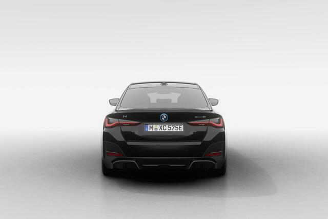 BMW i4 eDrive40 | M Sport | Elektrisch bediend glazen schuif-/kanteldak | Extra getint glas