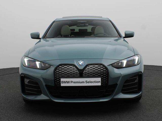 BMW i4 eDrive35 M SportPakket Pro | Innovation Pack | Comfort Pack | Comfort Access | Schuifdak | Elektrisch Verstelbare Stoelen | Driving Assistant Professional | Harman Kardon | 19''
